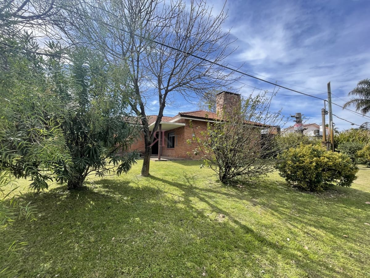 Casa en zona de Playa Mansa, excelente entorno (ref.#6193)
