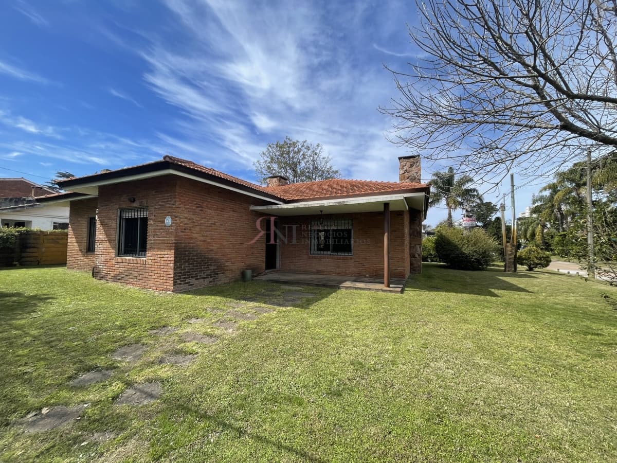 Casa en zona de Playa Mansa, excelente entorno (ref.#6193)