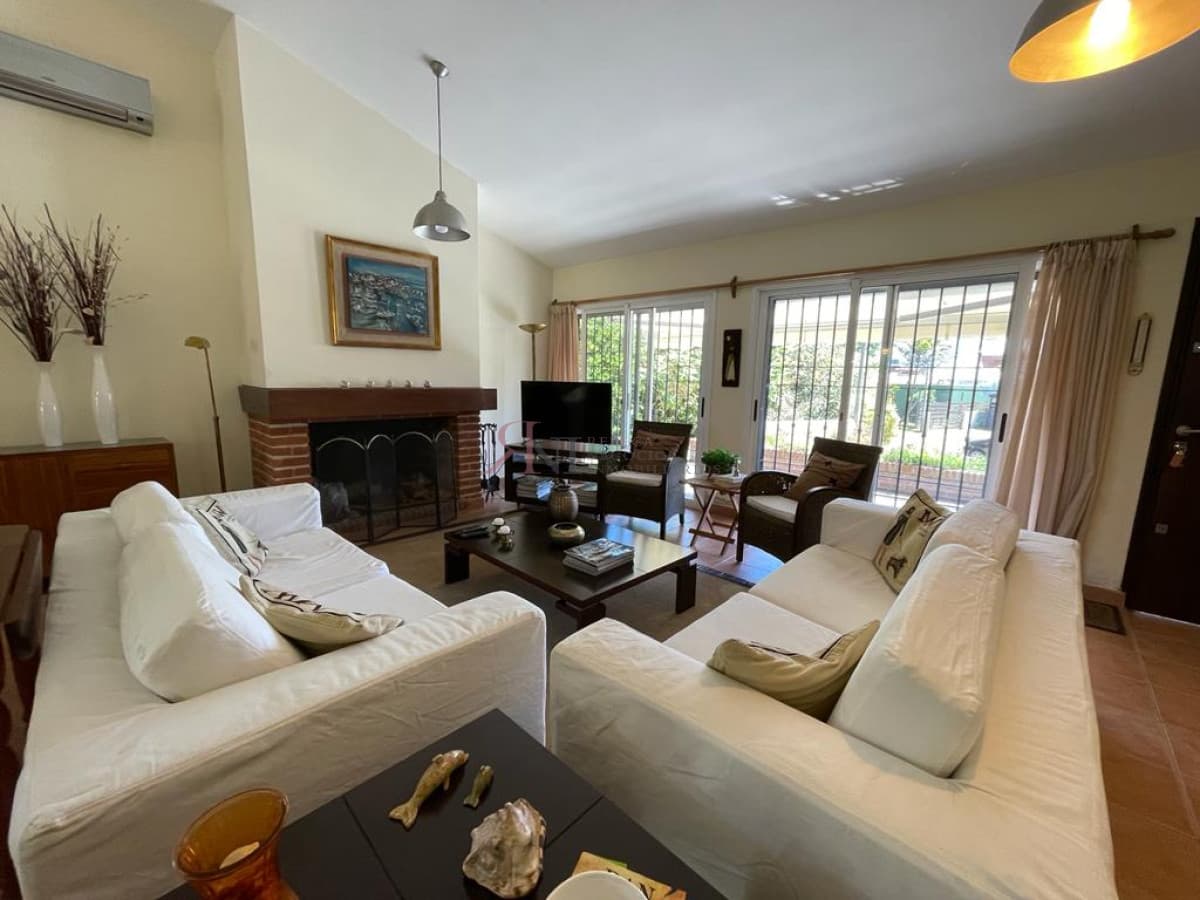 Impecable, amplia, aire acondicionado en todos ambientes, cercada (ref.#7131)