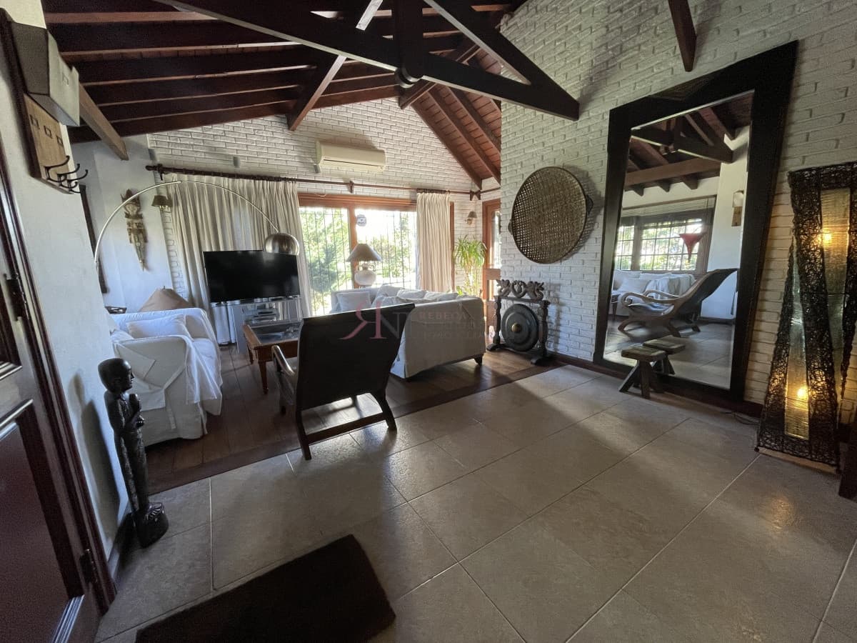 Construcción tradicional, cercada, piscina climatizada, garaje (ref.#5944)