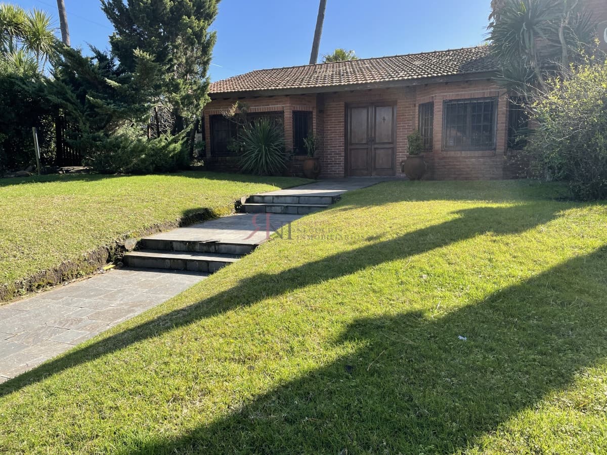 Construcción tradicional, cercada, piscina climatizada, garaje (ref.#5944)