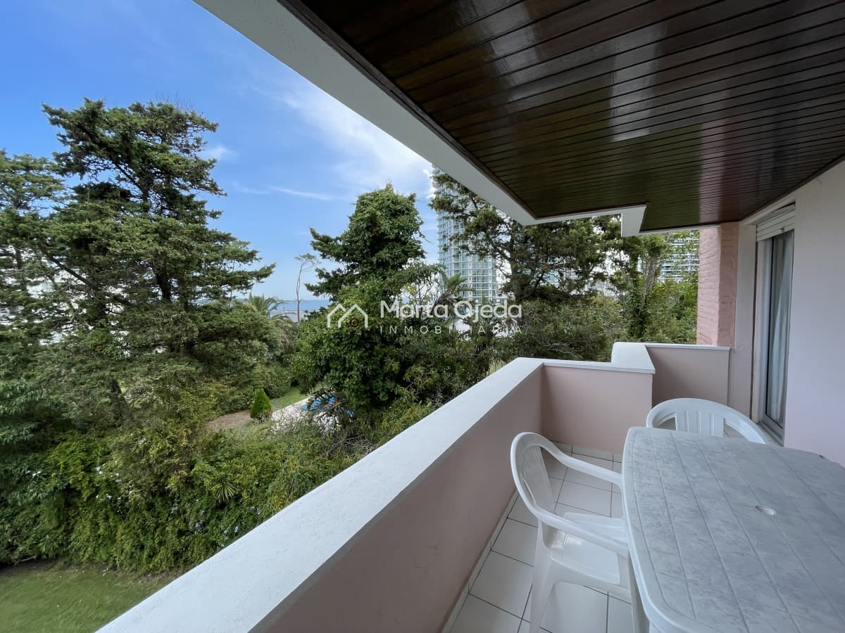 Apartamento ID.41219 - Playa Mansa, lindo entorno, edificio bajo buen lugar para descansar