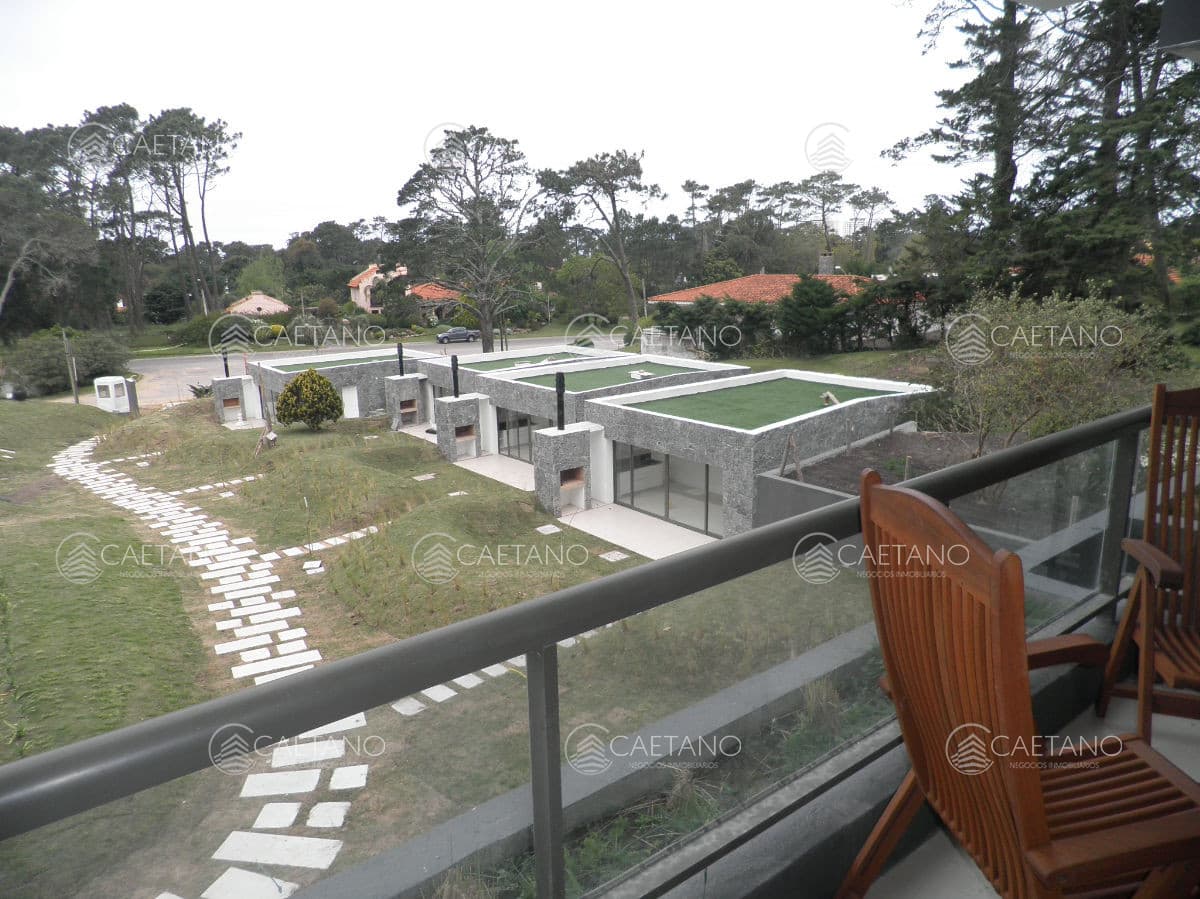 Lindo apto. con vista al bosque y terraza con parrillero