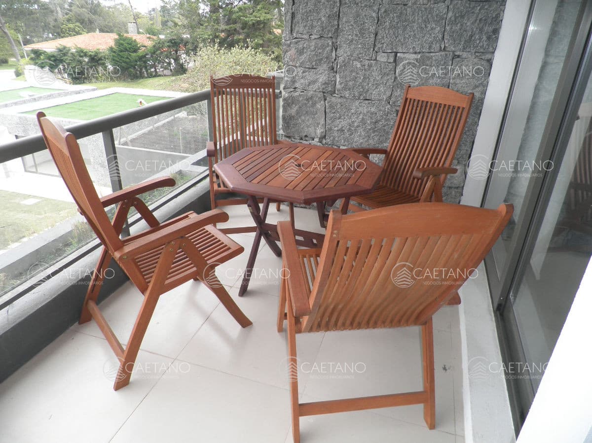 Lindo apto. con vista al bosque y terraza con parrillero