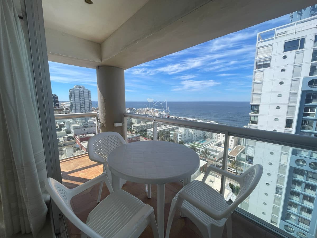 Terraza con vista a las 2 playas y algo al Puerto