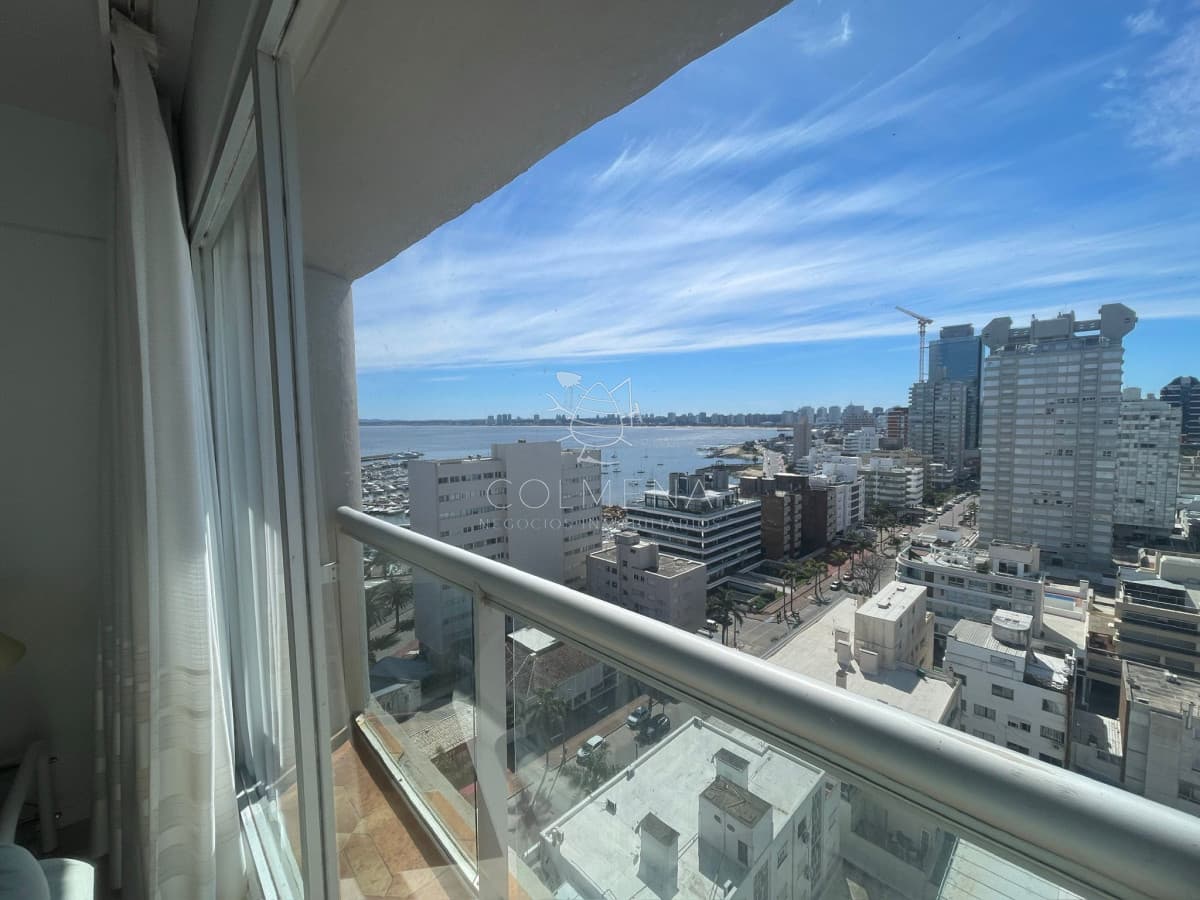 Terraza con vista a las 2 playas y algo al Puerto