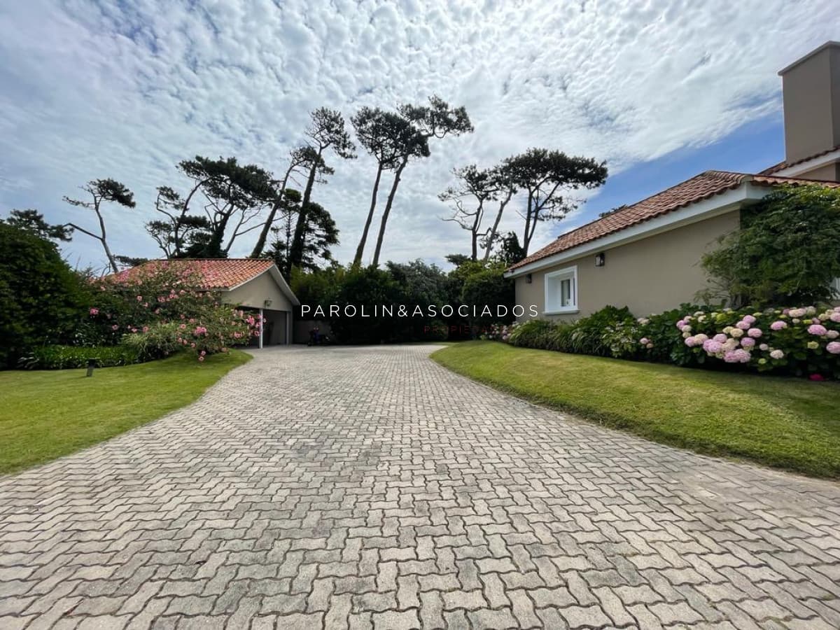 Casa en venta de 5 dormitorios en el Golf de Punta del Este, a pasitos del mar.