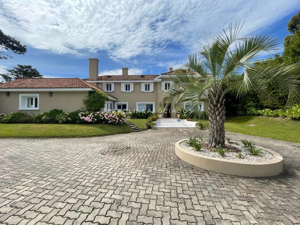 Casa en venta de 5 dormitorios en el Golf de Punta del Este, a pasitos del mar.
