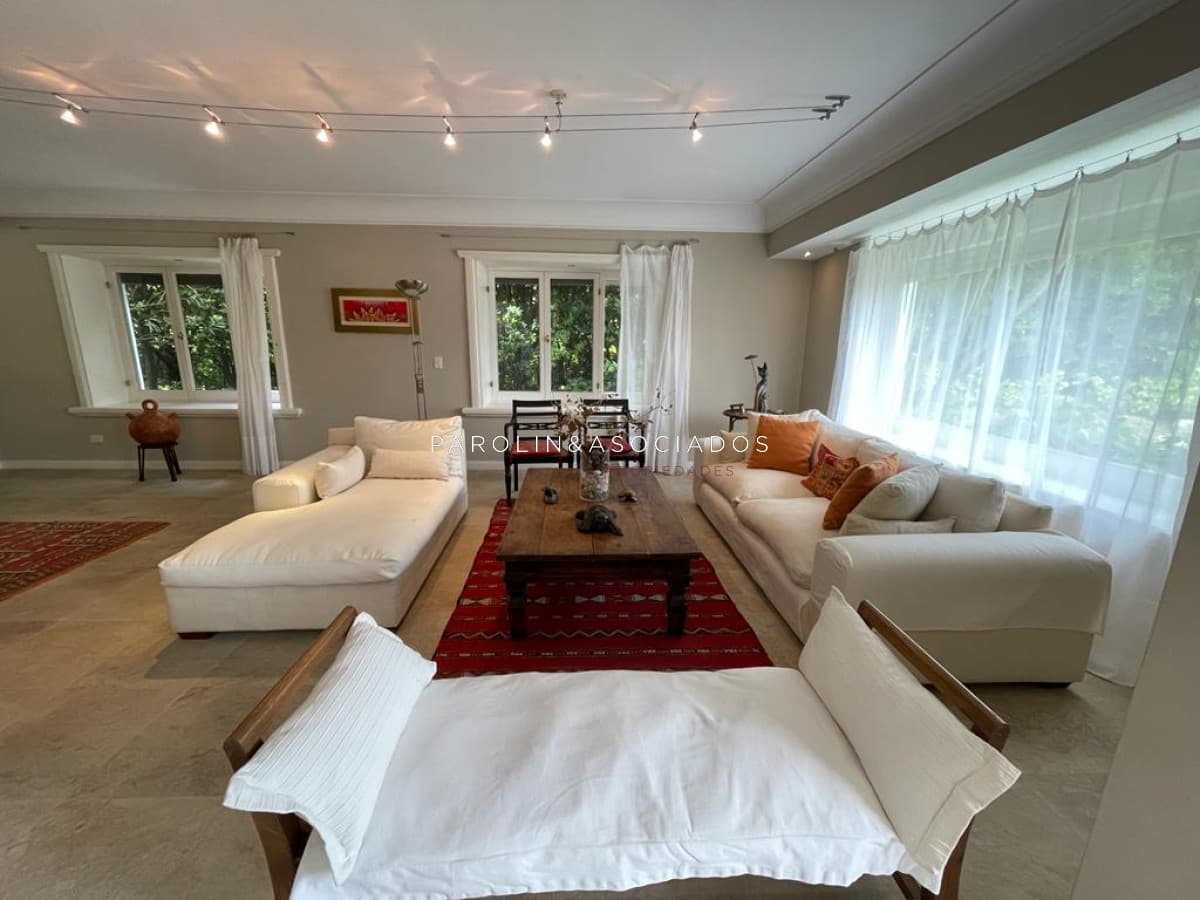 Casa en venta de 5 dormitorios en el Golf de Punta del Este, a pasitos del mar.