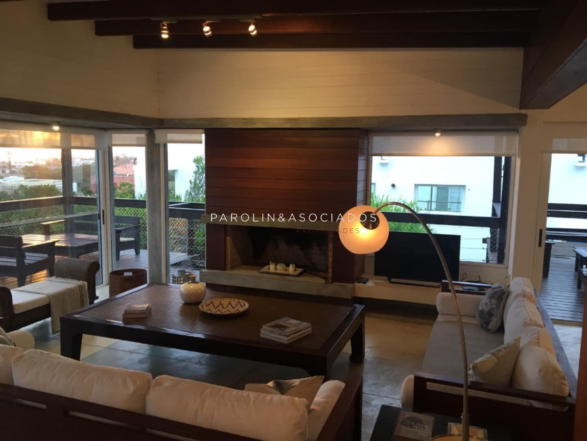 Casa en venta con jardín y piscina en El Chorro, Punta del Este.