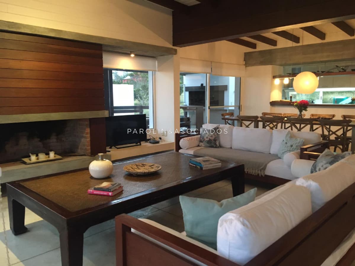 Casa en venta con jardín y piscina en El Chorro, Punta del Este.