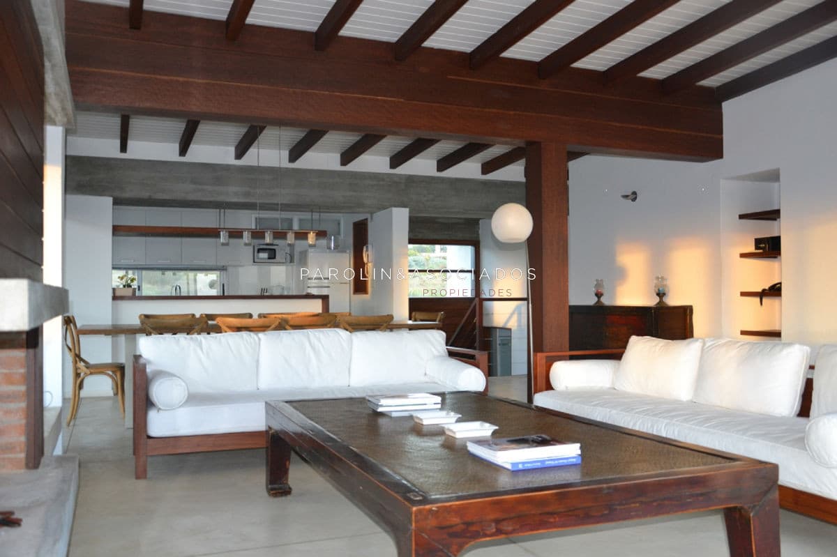 Casa en venta con jardín y piscina en El Chorro, Punta del Este.