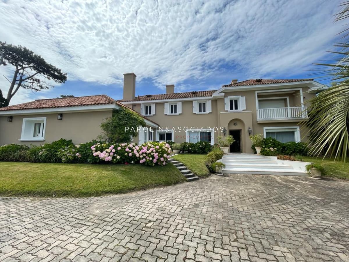 Casa en venta de 5 dormitorios en el Golf de Punta del Este, a pasitos del mar.