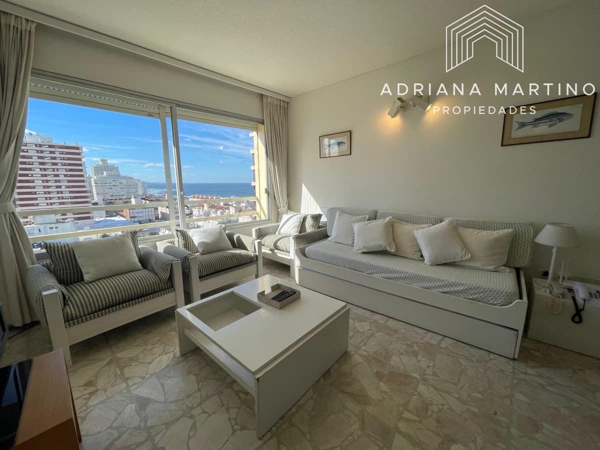 Frente a Plaza de los Artesanos con muy linda vista a Playa Brava
