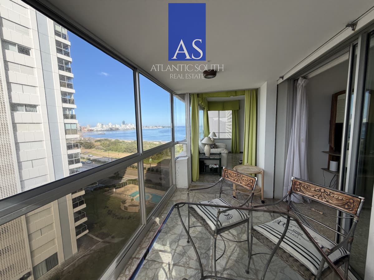 Apartamento 3 dormitorios(1 dependencia) frente al mar Playa Mansa