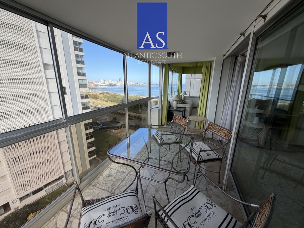 Apartamento 3 dormitorios(1 dependencia) frente al mar Playa Mansa