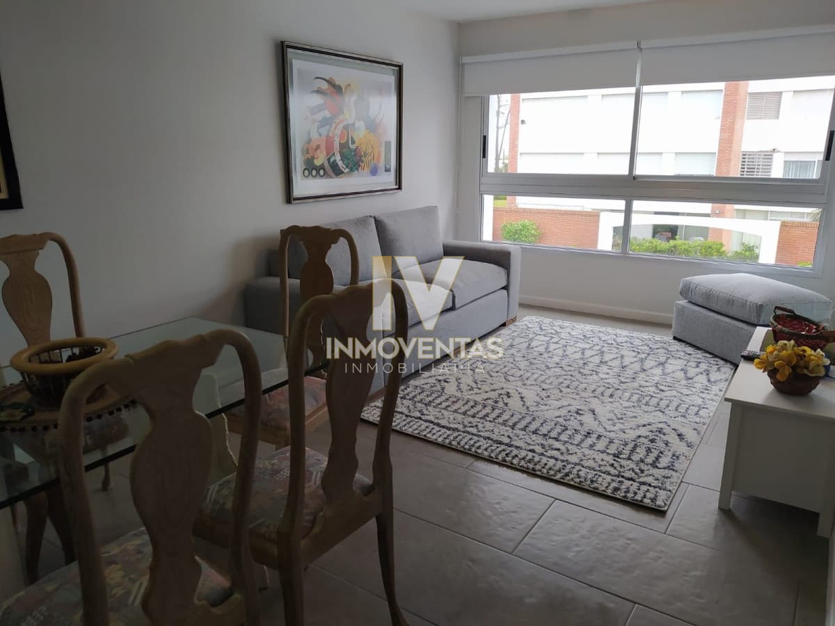 Apartamento de 1 dormitorio en venta sobre playa mansa.