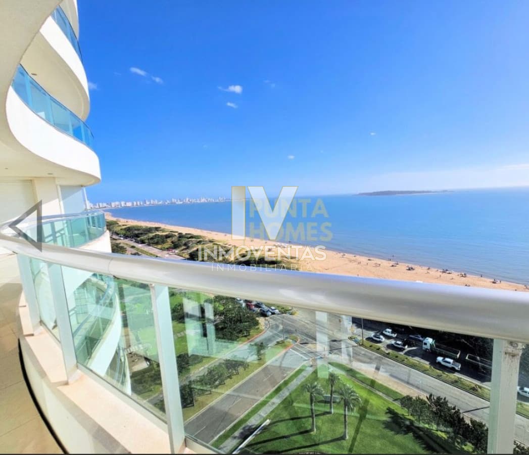 Espectacular Apartamento Frente al Mar en Torre de Categoría Primera Linea.-
