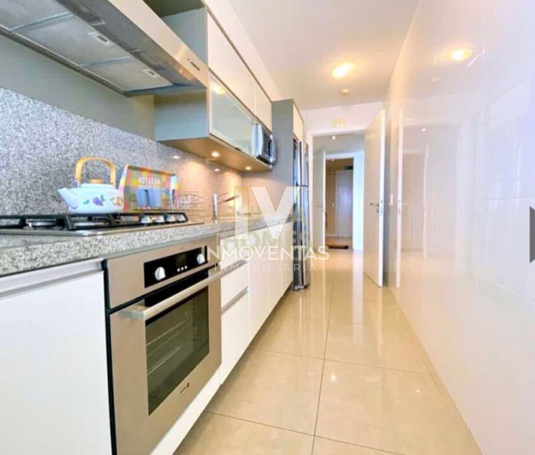 Espectacular Apartamento Frente al Mar en Torre de Categoría Primera Linea.-