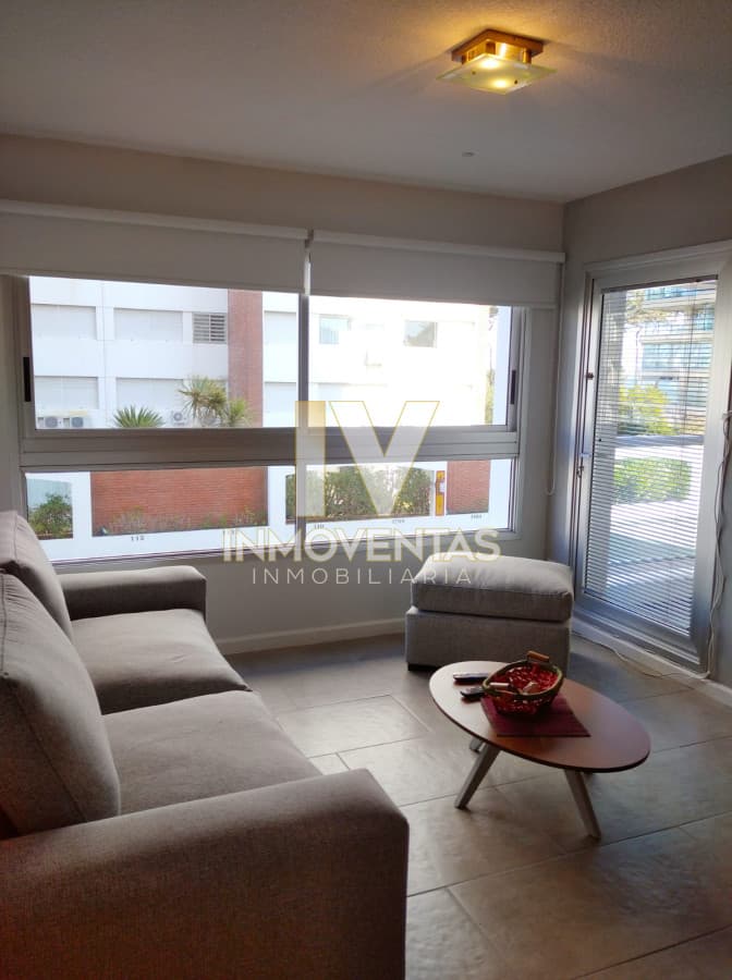Apartamento de 1 dormitorio en venta sobre playa mansa.