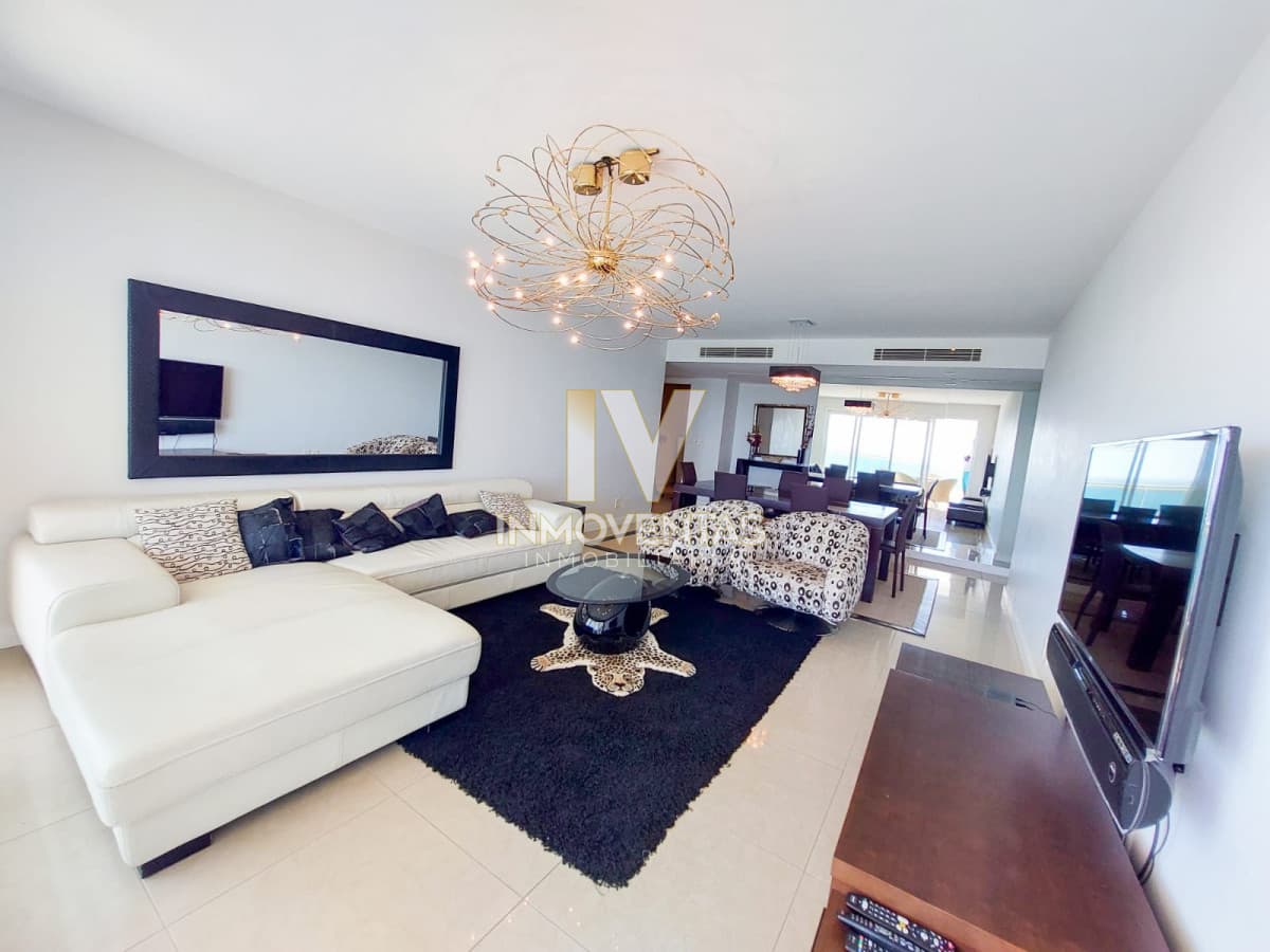 Espectacular Apartamento Frente al Mar en Torre de Categoría Primera Linea.-