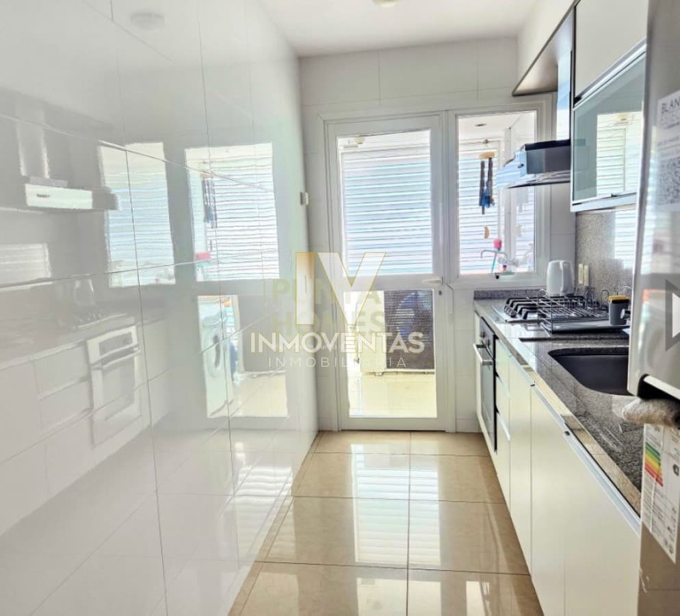 Espectacular Apartamento Frente al Mar en Torre de Categoría Primera Linea.-