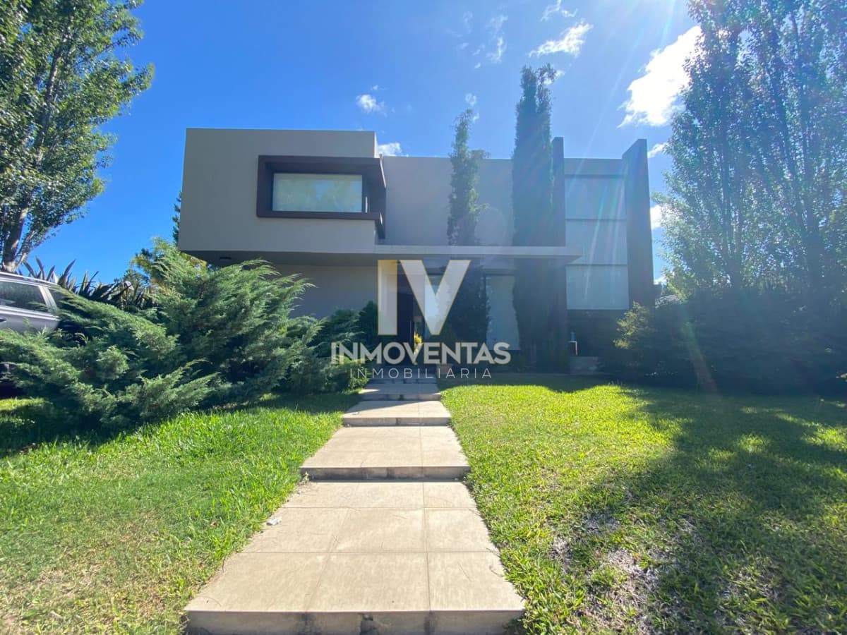 MODERNA CASA EN BARRIO CERRADO LA RESIDENCE