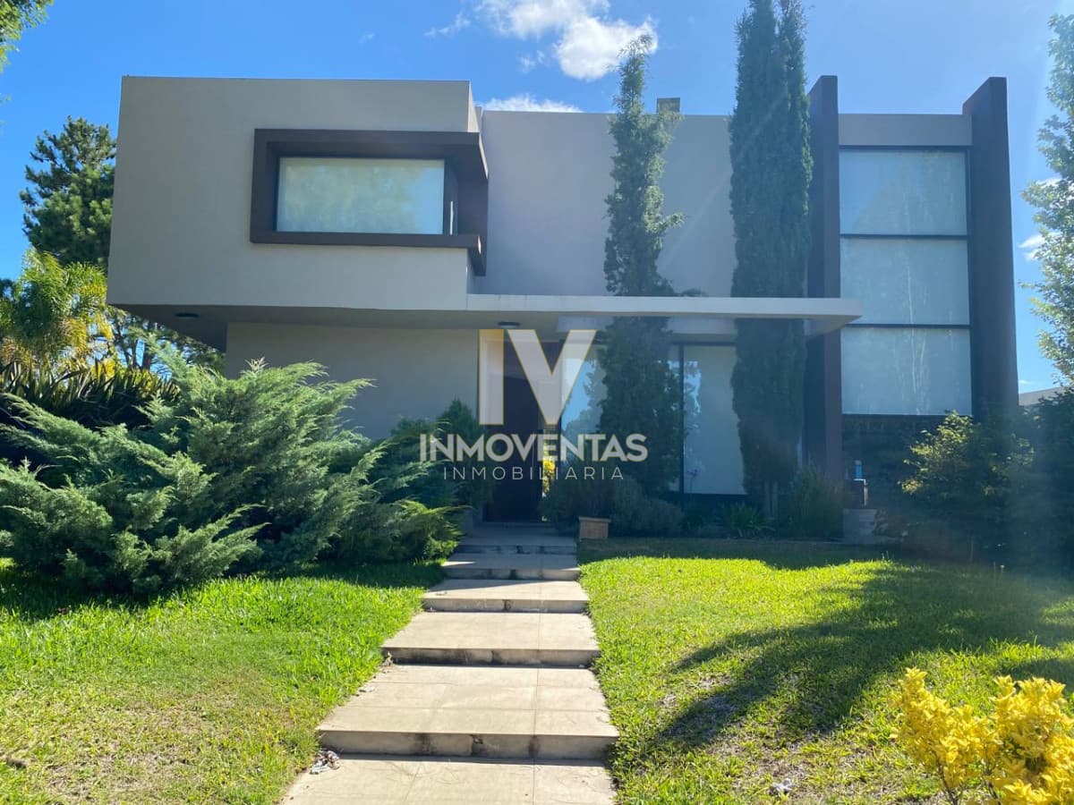 MODERNA CASA EN BARRIO CERRADO LA RESIDENCE