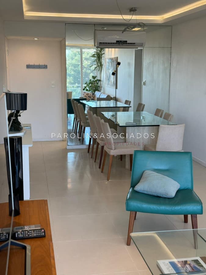 Apartamento reciclado de 2 dormitorios en Marbello Mon, Punta del Este.