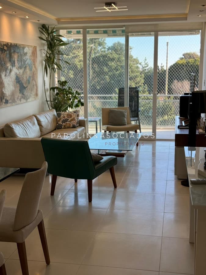 Apartamento reciclado de 2 dormitorios en Marbello Mon, Punta del Este.