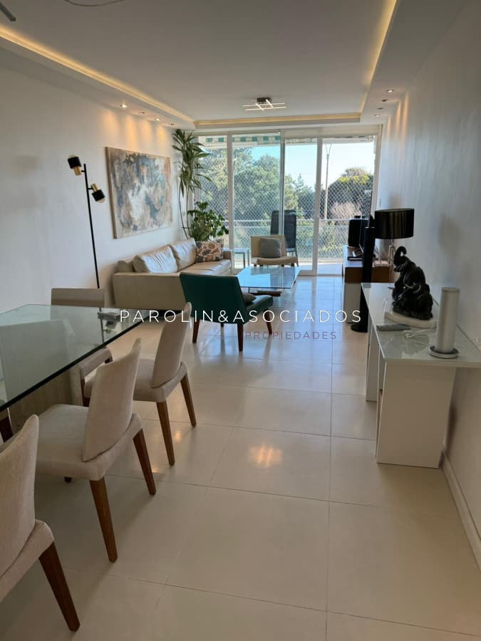Apartamento reciclado de 2 dormitorios en Marbello Mon, Punta del Este.