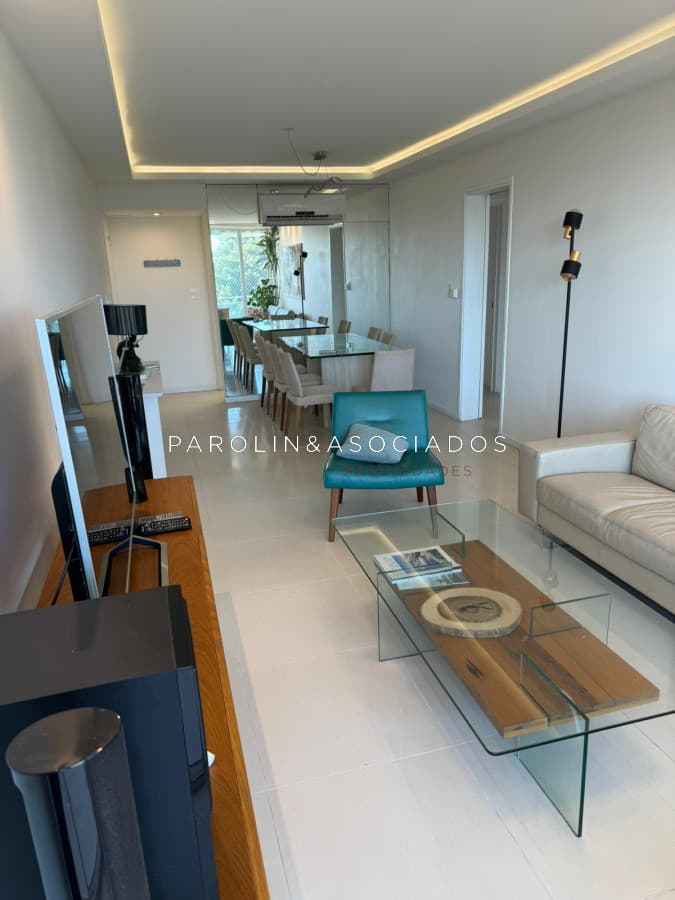 Apartamento reciclado de 2 dormitorios en Marbello Mon, Punta del Este.