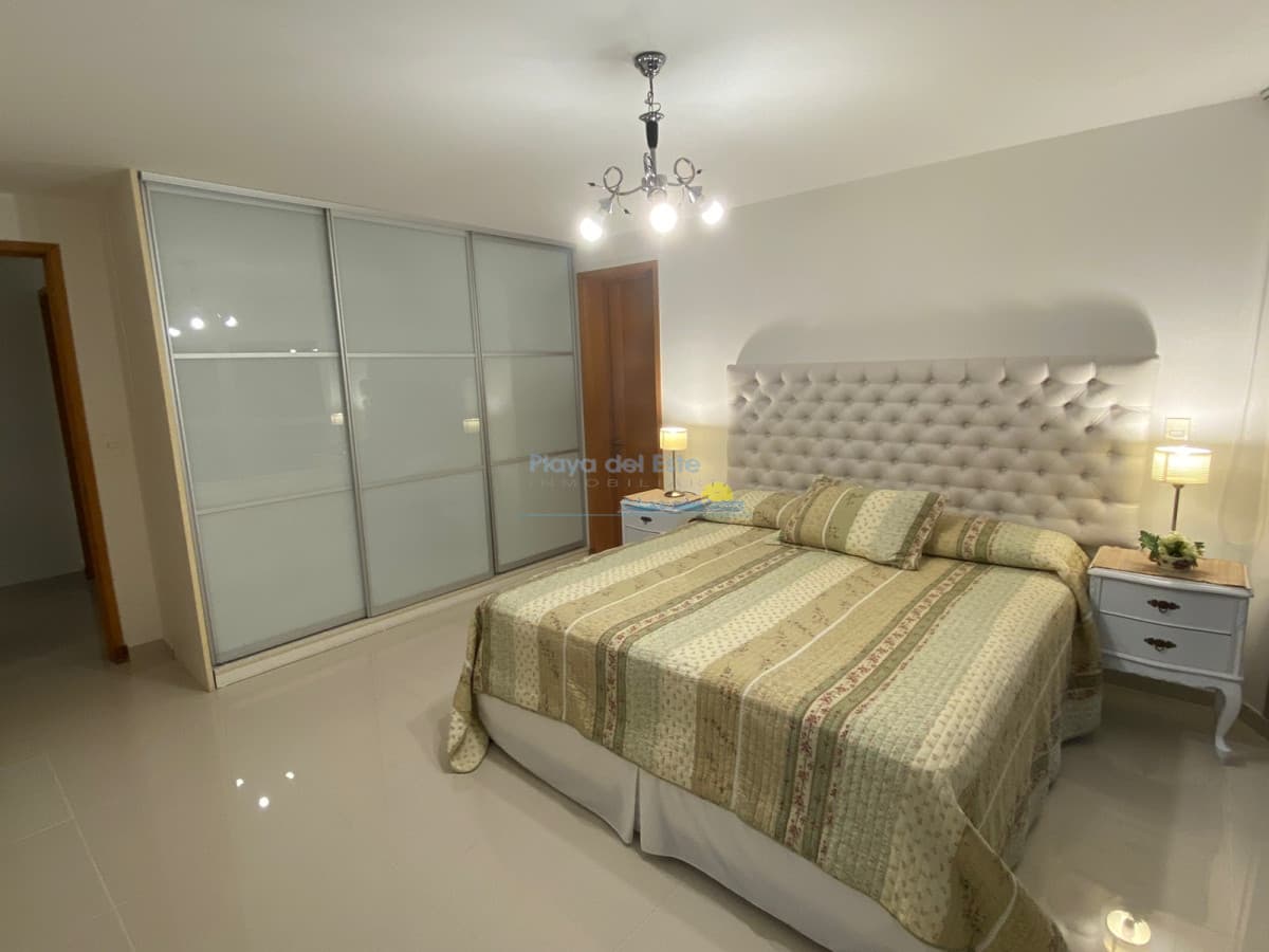 Apartamento de 3 dormitorios en venta en primeras paradas de playa mansa - Inmobiliaria Playa del Este