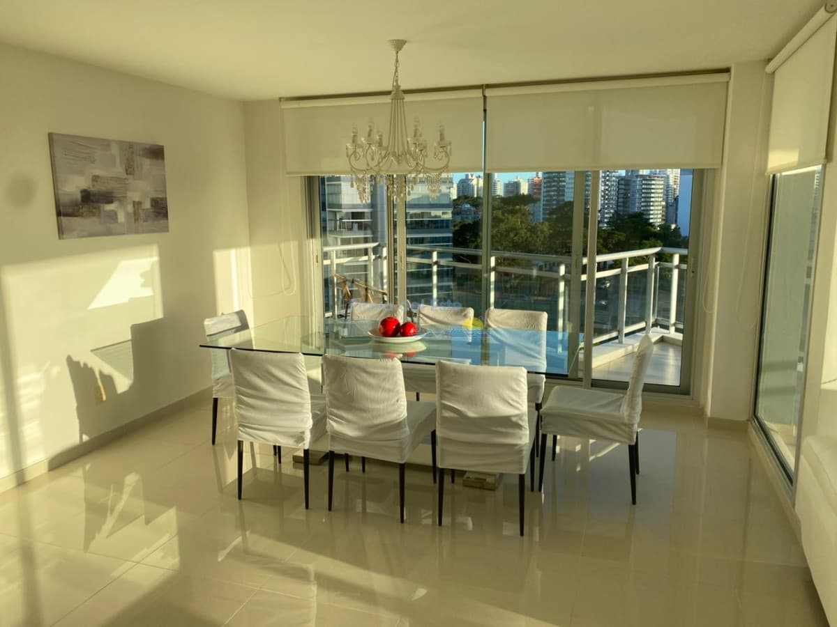 Apartamento de 3 dormitorios en venta en primeras paradas de playa mansa - Inmobiliaria Playa del Este