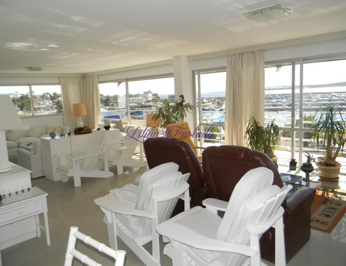 VENTA DISTINGUIDO Y AMPLIO PISO FRENTE AL PUERTO PUNTA DEL ESTE - Lilian Furtado Negocios Inmobiliarios