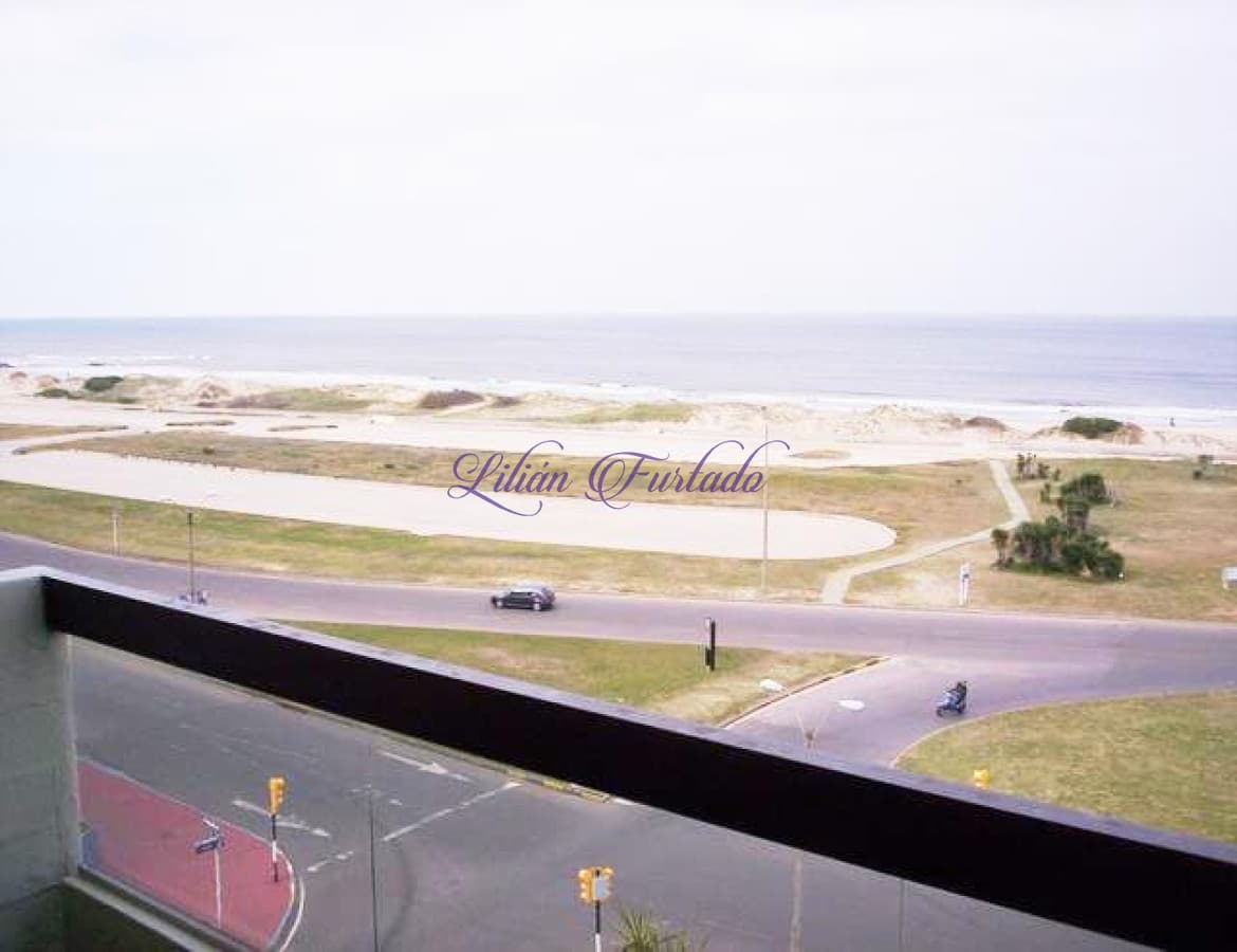 EN VENTA Y ALQUILER GRAN DEPARTAMENTO FRENTE AL MAR DE BRAVA PUNTA DEL PUNTA - Lilian Furtado Negocios Inmobiliarios