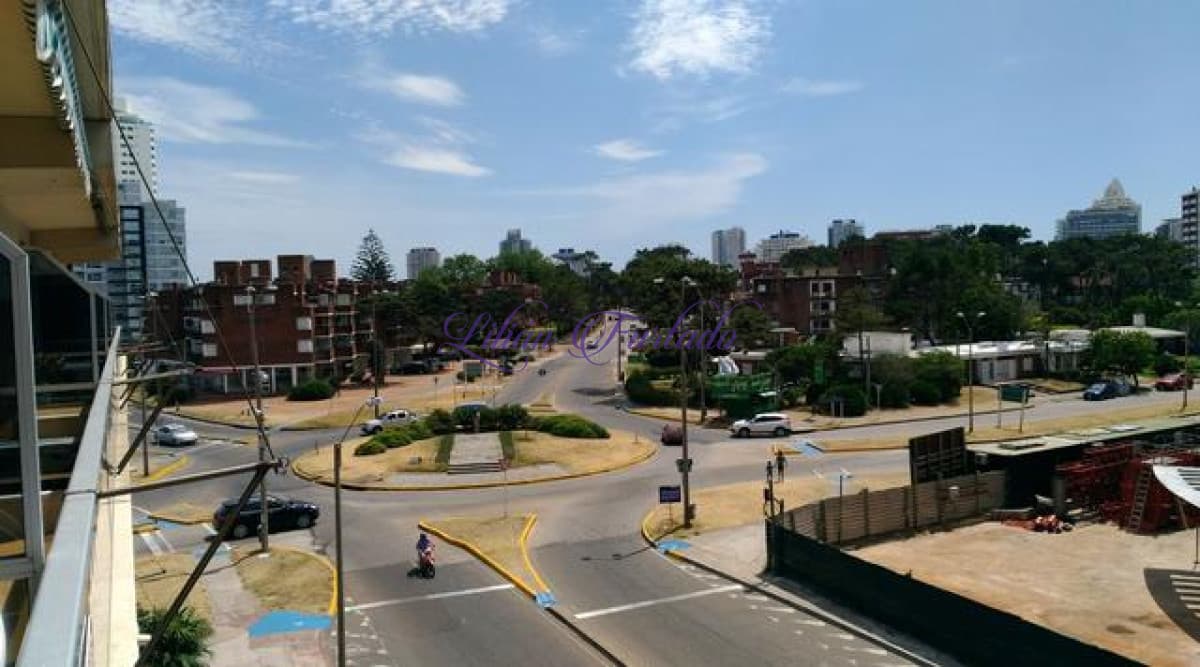 VENTA Y ALQUILER TEMPORADA TOTALMENTE RECICLADO Y A SOLO 2-3 CUADRAS DE PLAYAS MANSA Y BRAVA PUNTA DEL ESTE - Lilian Furtado Negocios Inmobiliarios