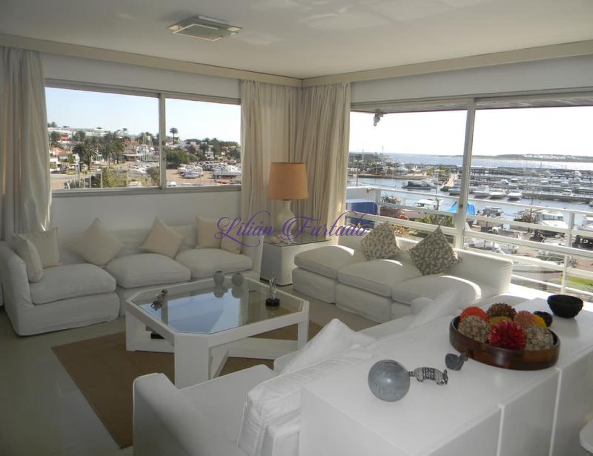 VENTA DISTINGUIDO Y AMPLIO PISO FRENTE AL PUERTO PUNTA DEL ESTE - Lilian Furtado Negocios Inmobiliarios