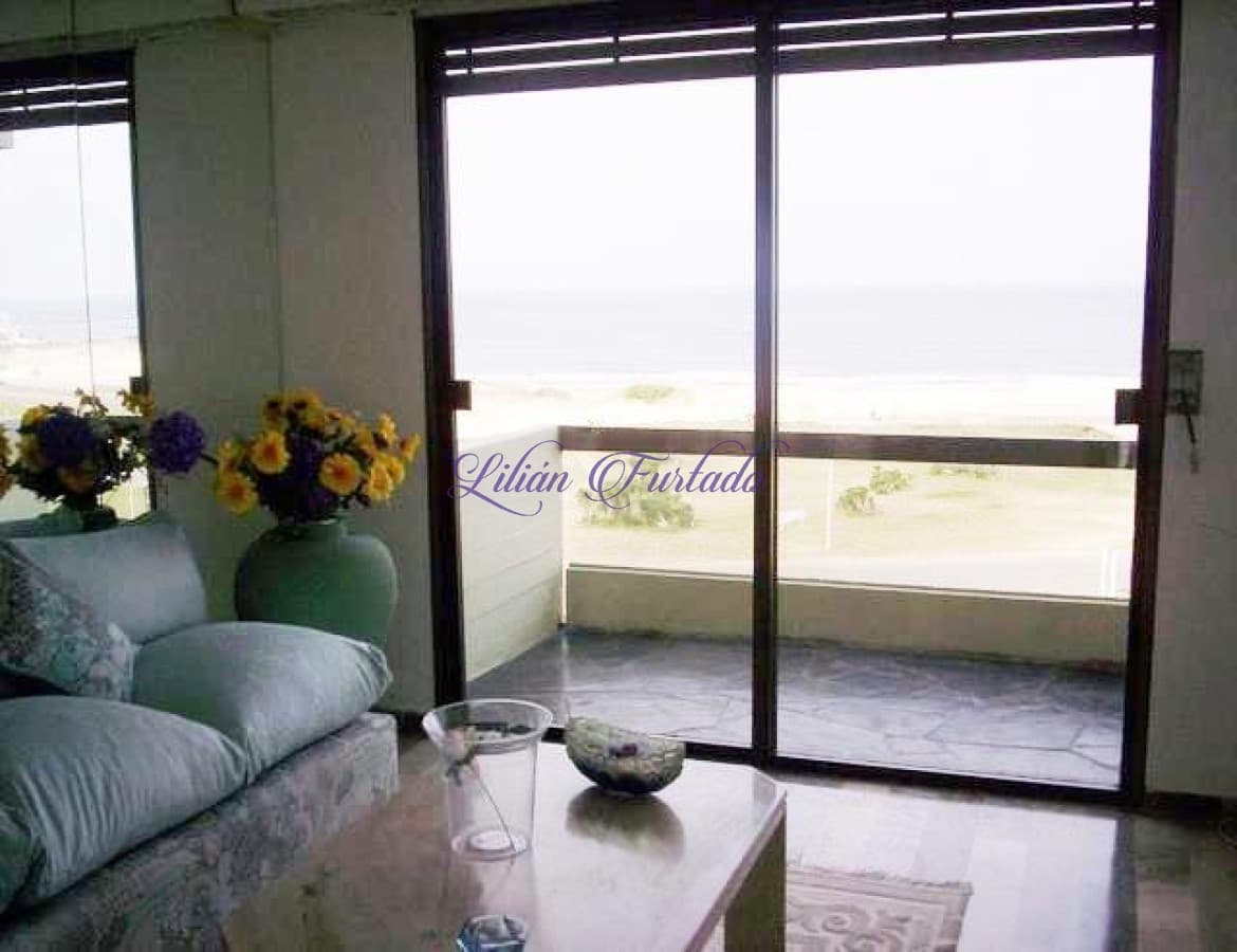 EN VENTA Y ALQUILER GRAN DEPARTAMENTO FRENTE AL MAR DE BRAVA PUNTA DEL PUNTA - Lilian Furtado Negocios Inmobiliarios