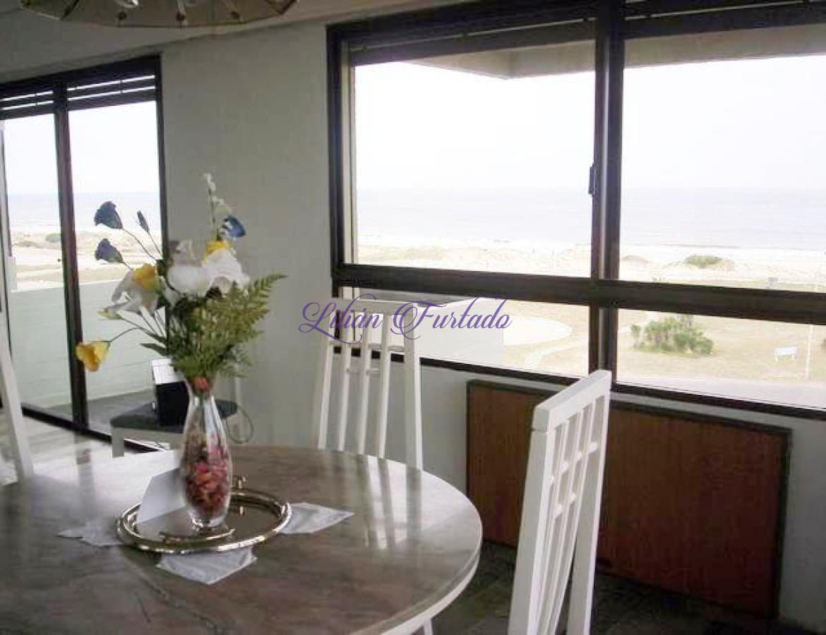 EN VENTA Y ALQUILER GRAN DEPARTAMENTO FRENTE AL MAR DE BRAVA PUNTA DEL PUNTA - Lilian Furtado Negocios Inmobiliarios