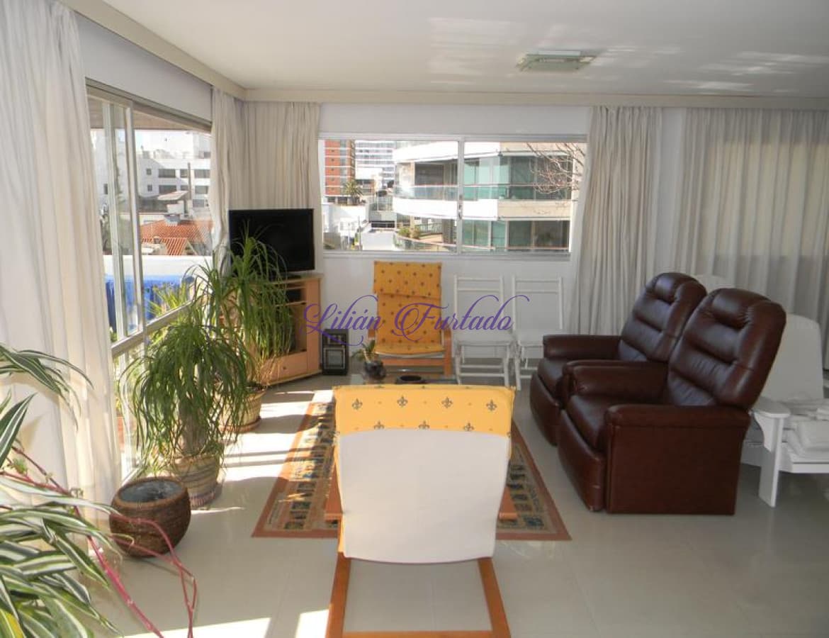 VENTA DISTINGUIDO Y AMPLIO PISO FRENTE AL PUERTO PUNTA DEL ESTE - Lilian Furtado Negocios Inmobiliarios