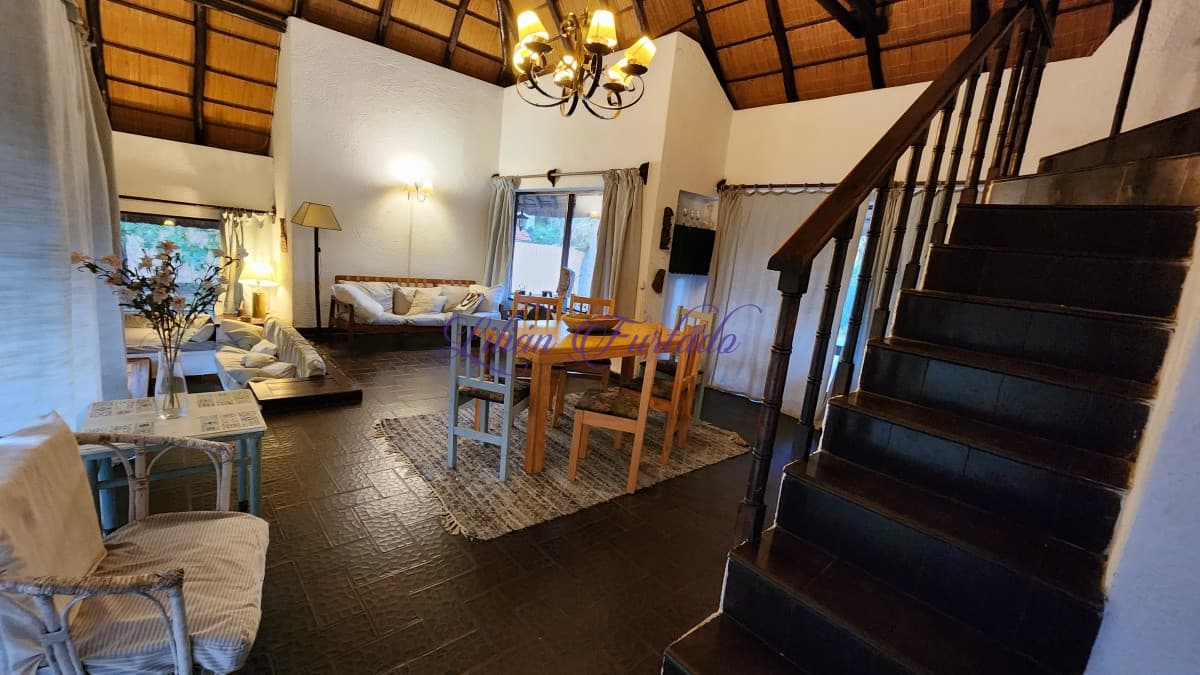 Casa amplia techo de quincho ideal 900m sup área terreno - Lilian Furtado Negocios Inmobiliarios