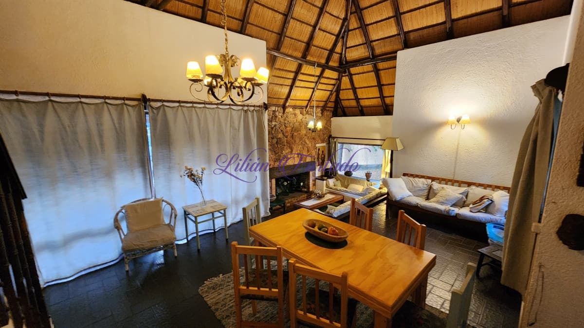 Casa amplia techo de quincho ideal 900m sup área terreno - Lilian Furtado Negocios Inmobiliarios