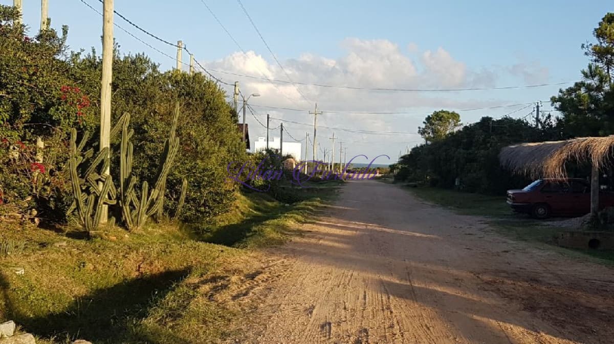 A SOLO 100 M DE LA RUTA, CASA GRANDE EN B   BUENOS AIRES - Lilian Furtado Negocios Inmobiliarios