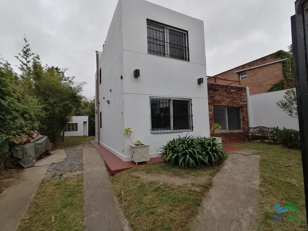 ALQUILER ANUAL DE CASA EN LA BARRA, MALDONADO.