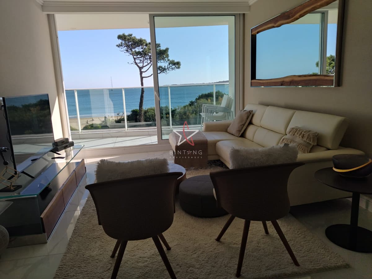 VENTA DE HERMOSO APARTAMENTO, 3 DORMITORIOS EN SUITE,  FRENTE A PLAYA MANSA. - Bintang Propiedades