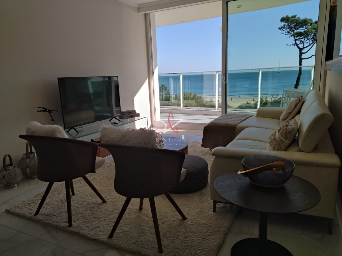 VENTA DE HERMOSO APARTAMENTO, 3 DORMITORIOS EN SUITE,  FRENTE A PLAYA MANSA. - Bintang Propiedades
