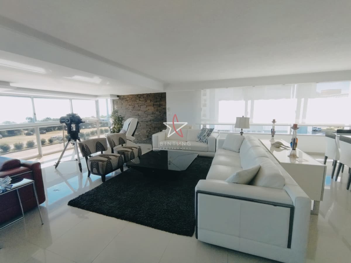 VENTA DE APARTAMENTO DE 3 DORMITORIOS Y DEPENDENCIA CON VISTA A LA MANSA - Bintang Propiedades