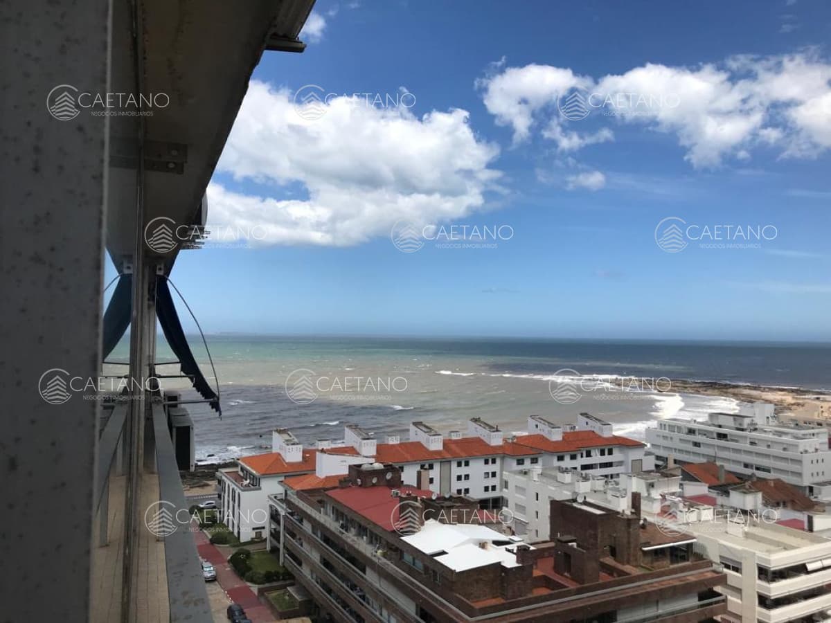 edificio a metros de playa brava