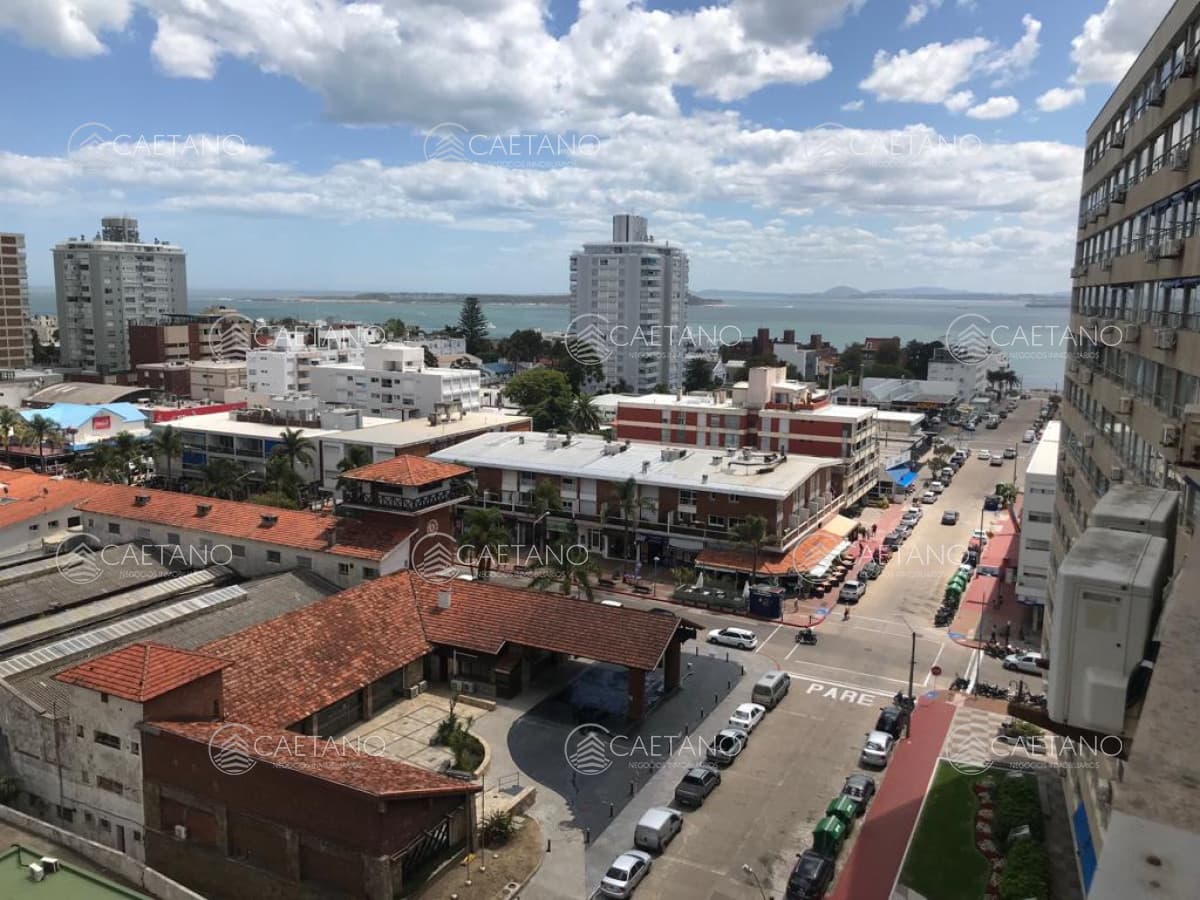 edificio a metros de playa brava
